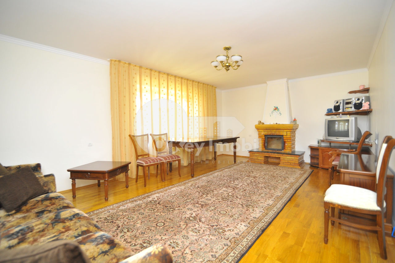 Casă cu 3 nivele, 360 mp, reparație euro, Codru, 1000 € foto 1