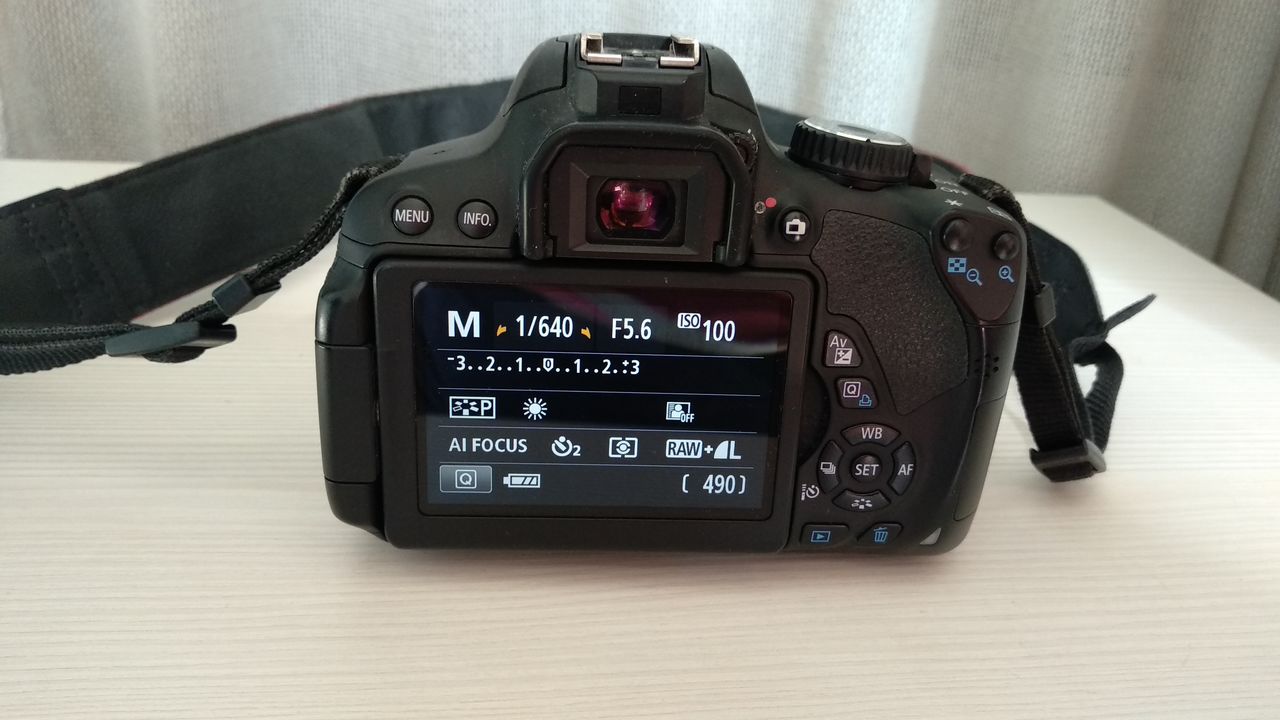 Canon 650D + Объектив Кит + сумка + флэшка