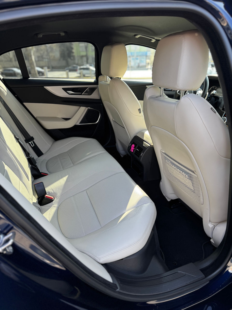 Jaguar XE фото 1
