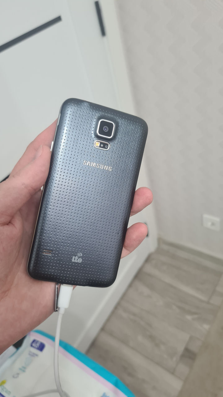 Samsung galaxy s5. 400 lei cititi in anunt. foto 2