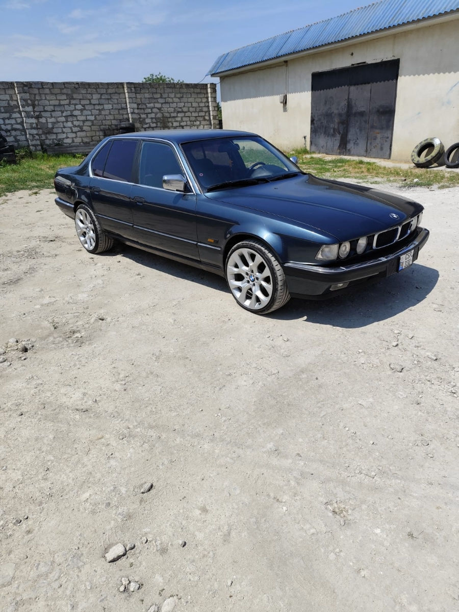 BMW 7 Series фото 1