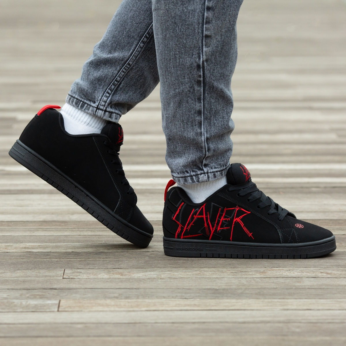 DC х Slayer Court Graffik Unisex foto 9