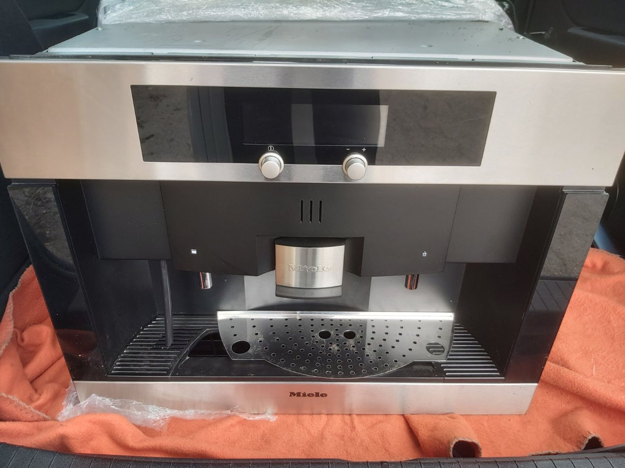 Кофемашина встраиваемая Miele CVA 4060.