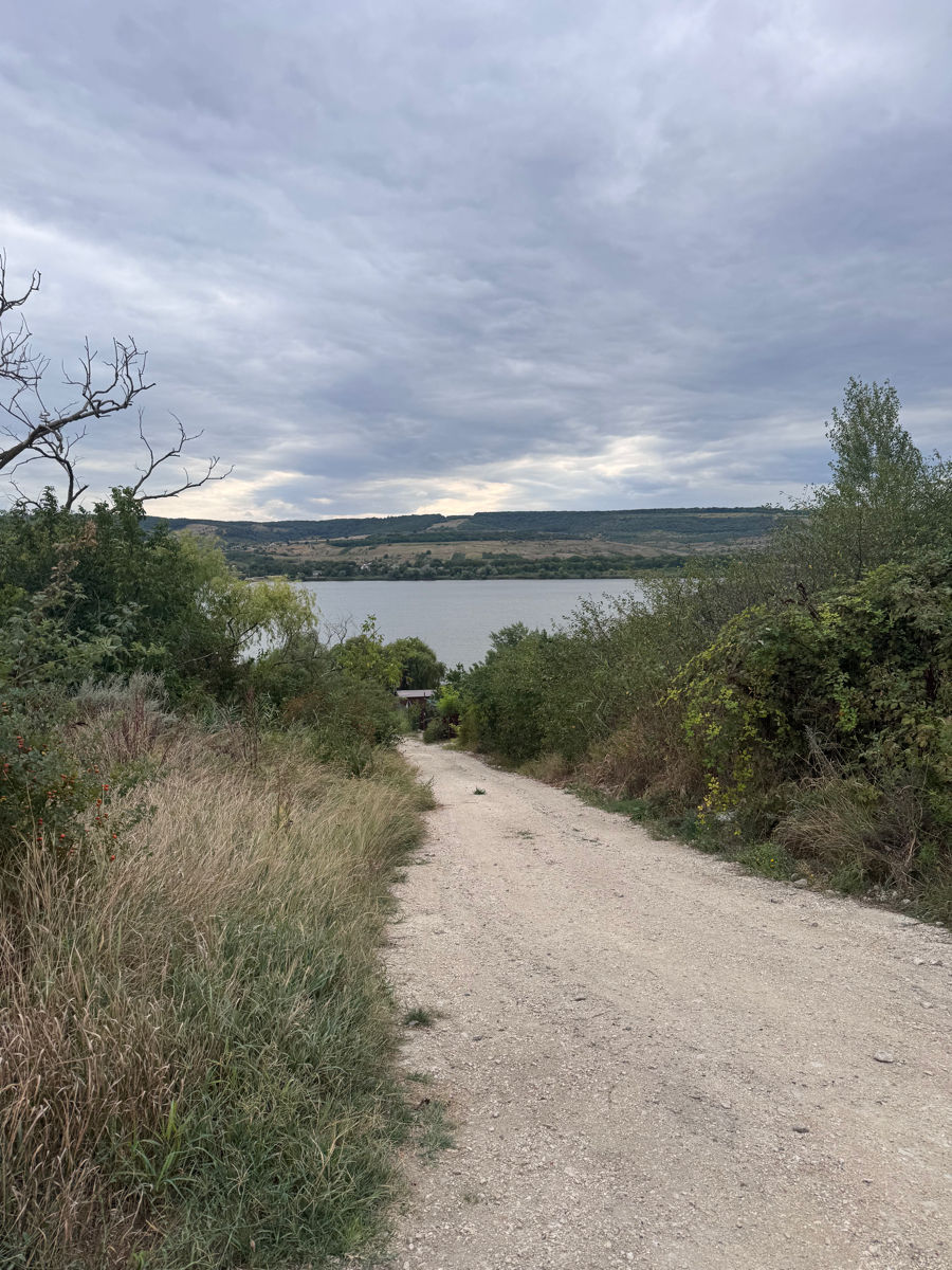 Vând o casă tip dacha cu o priveliște superbă asupra lacului Doncheni