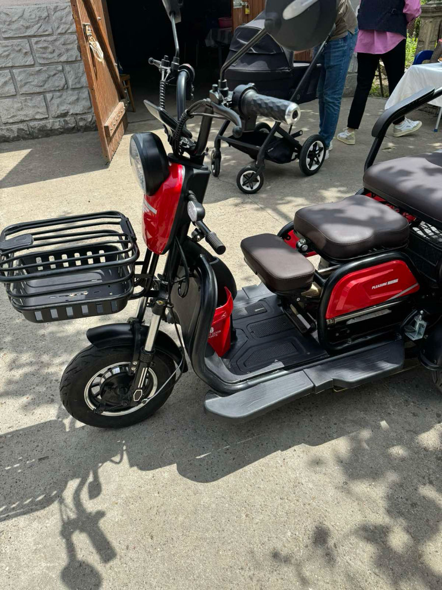 Scuter pe 3 roti electric