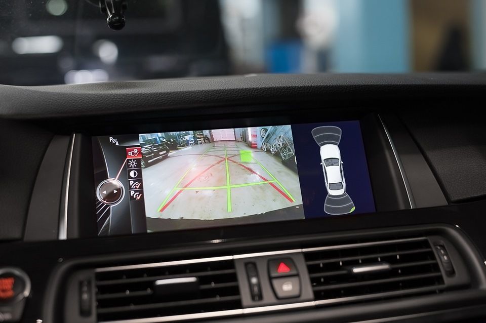 Камера заднего вида на штатный монитор BMW. Установка доп. оборудования на любые авто! фото 3