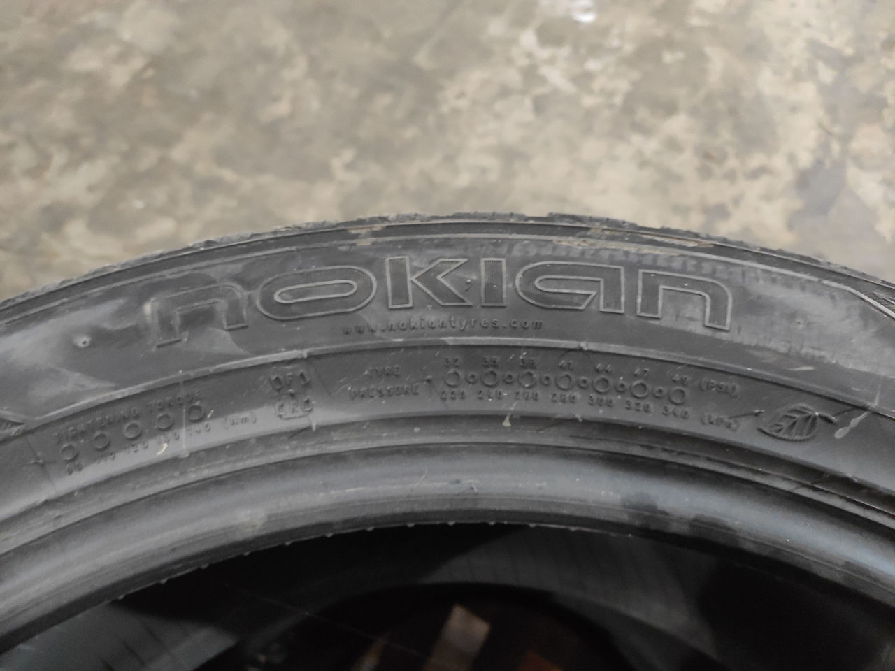 Отличные шины Nokian 275/45 R21 зимние, практически новые