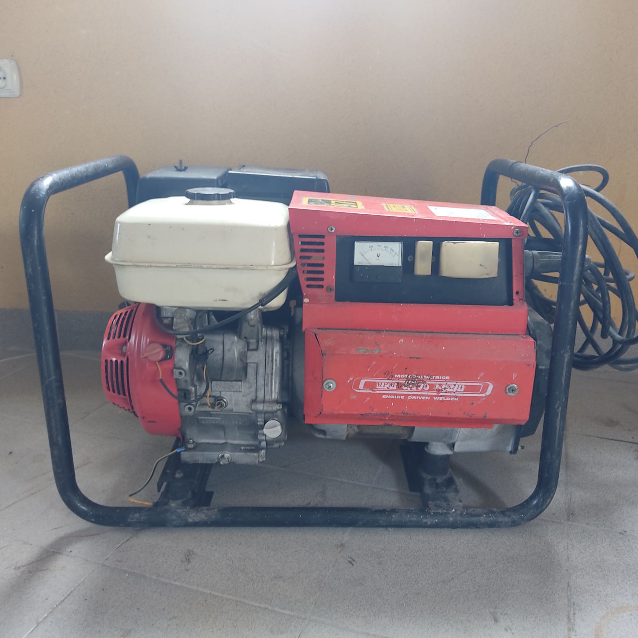 Generator electric cu aparat de sudura incorporat. foto 1