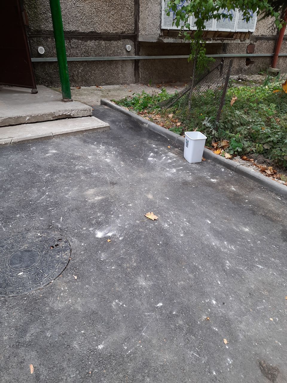 Eliberam apartamentul de gunoi,in saci,usi,ferestre,mobila veche ect.... foto 2