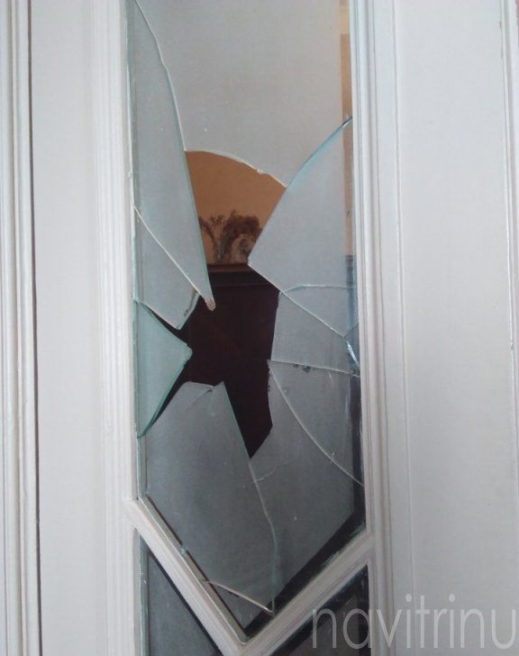 Что можно вместо стекла. Разбитое стекло в двери. Разбили стекло в двери. Разбитое пластиковое окно. Дверь с разбитым стеклом.