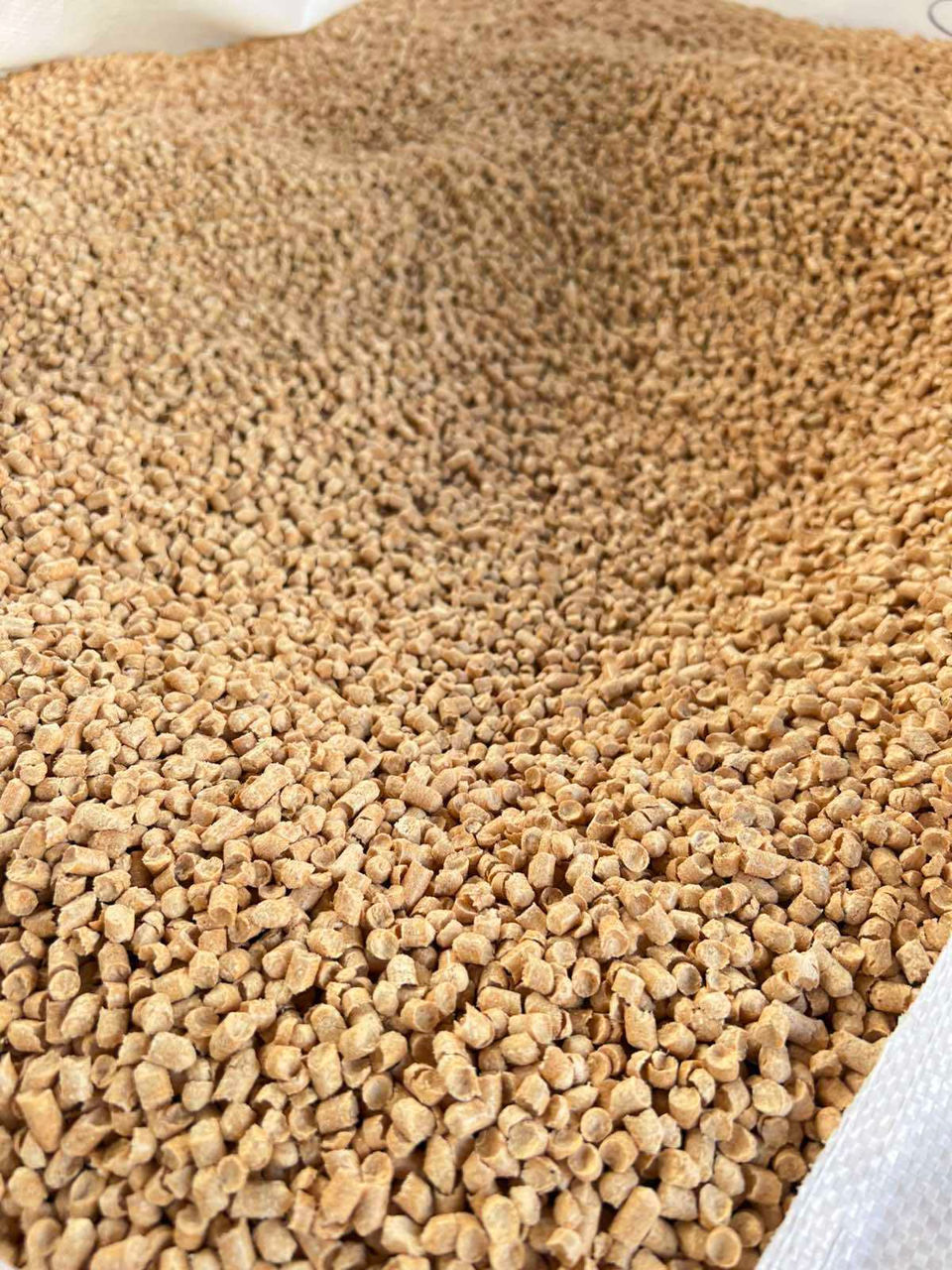 Pelete din lemn de rășinoase, luminoase, 6 mm (Big Bag 1 tonă)Пеллеты 6 мм светлые хвойные (Биг-Бэг) foto 0