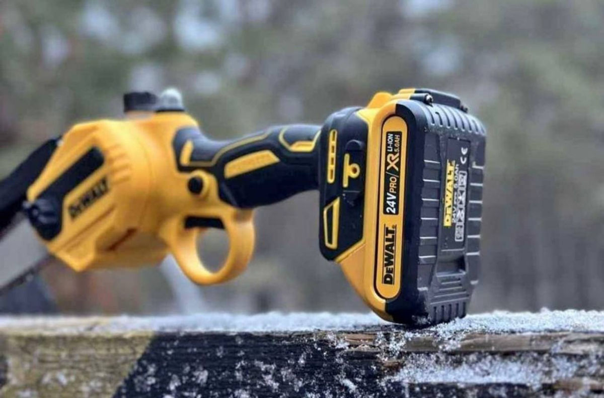 Ferestrau cu ulei pe o mână DeWalt 24v 5ah foto 1