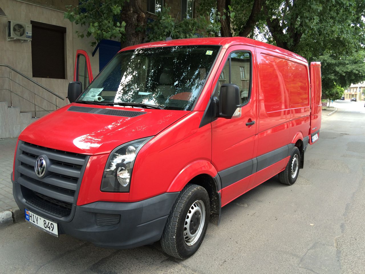 Бус бу. Бус Volkswagen Crafter. Фольксваген Крафтер красный 2006г. Грузовые бусы Volkswagen. Красный Крафтер на литых дисках.