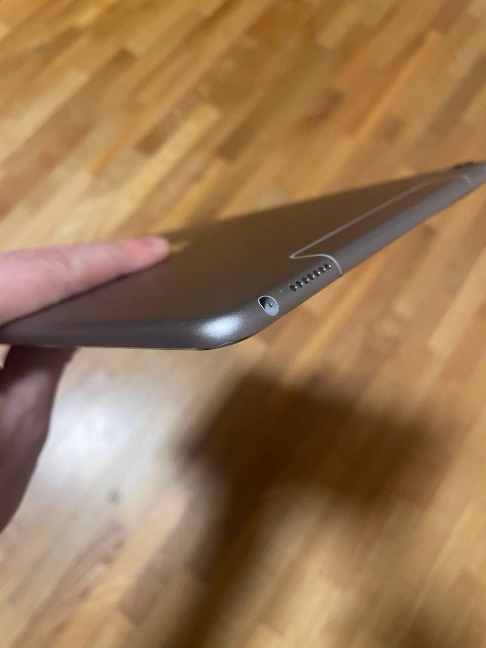 Apple iPad Pro 9.7" - 2016 128GB Wi-Fi + 4G LTE Space Gray MLQ32LL фото 2