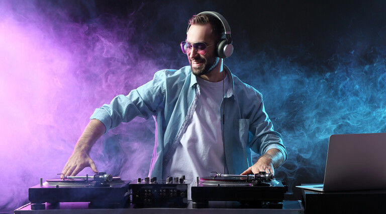 Faceti comanda dj si primiti lumini si fum greu in cadou foto 3