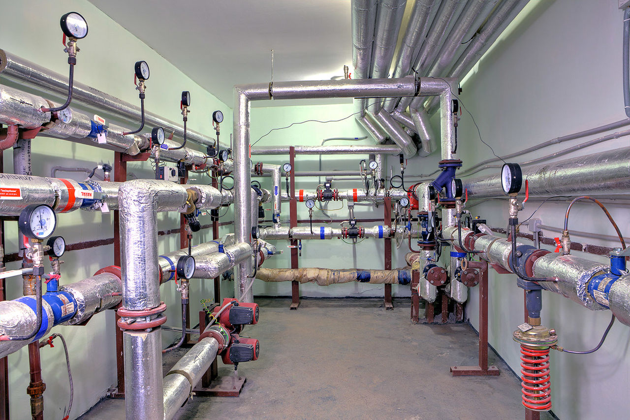 Трубы системы отопления в многоквартирном доме