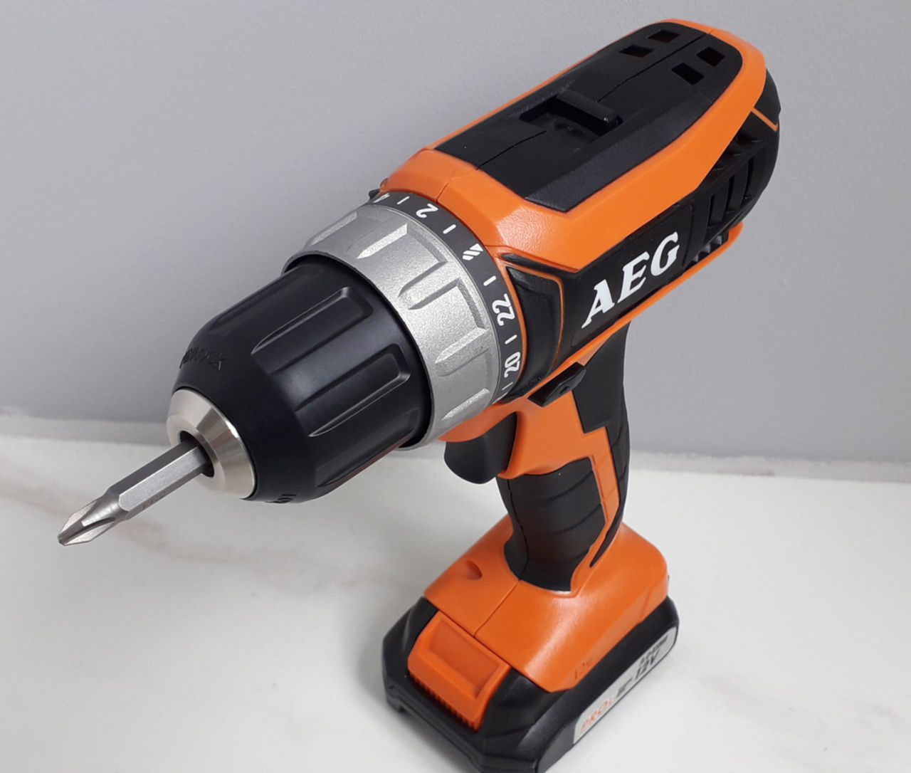 Шуруповерт 12V / 2.0 A "AEG"