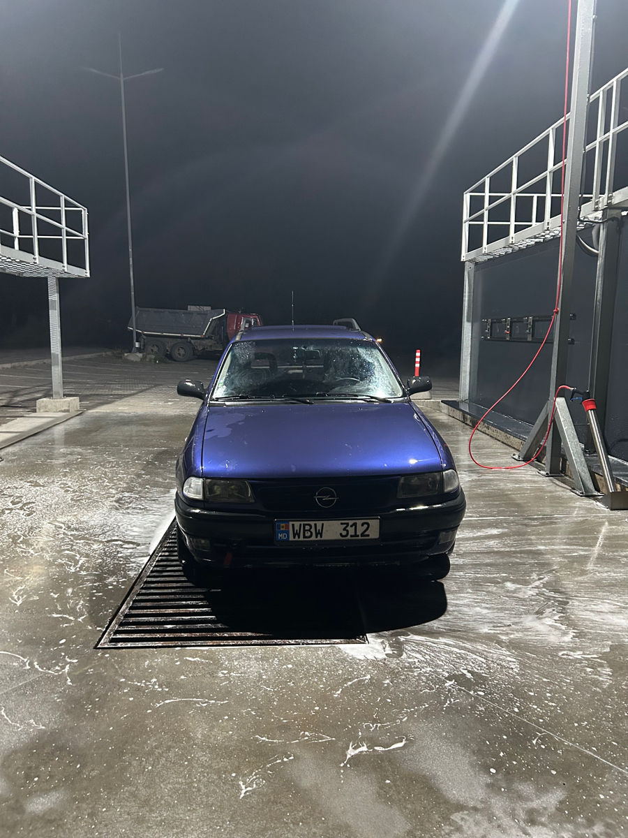 Opel Astra 1995 г. с пробегом 370000 км, Бензин, 600 €