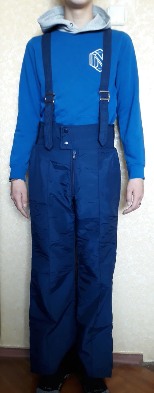 Куртка-пуховик Карра, джинсы, лыжный комбинезон.