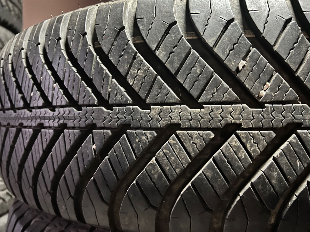 R17 215/60 GoodYear Vector 4Seasons foto 2