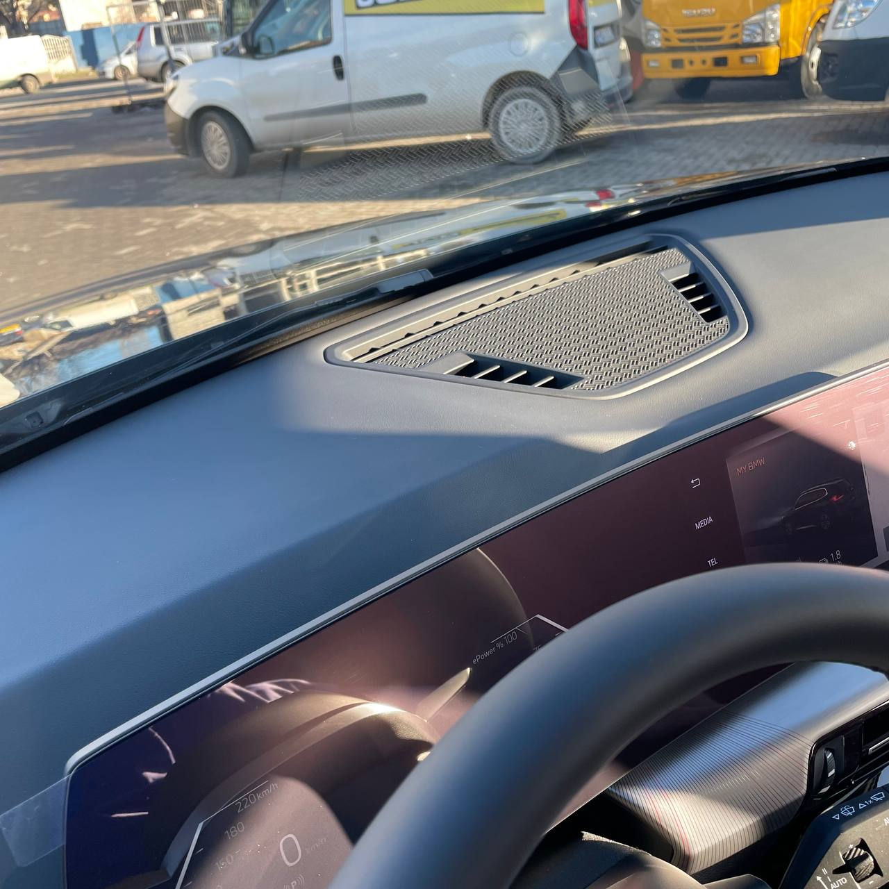 BMW iX1 фото 2