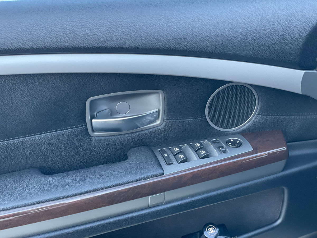 BMW 7 Series фото 11