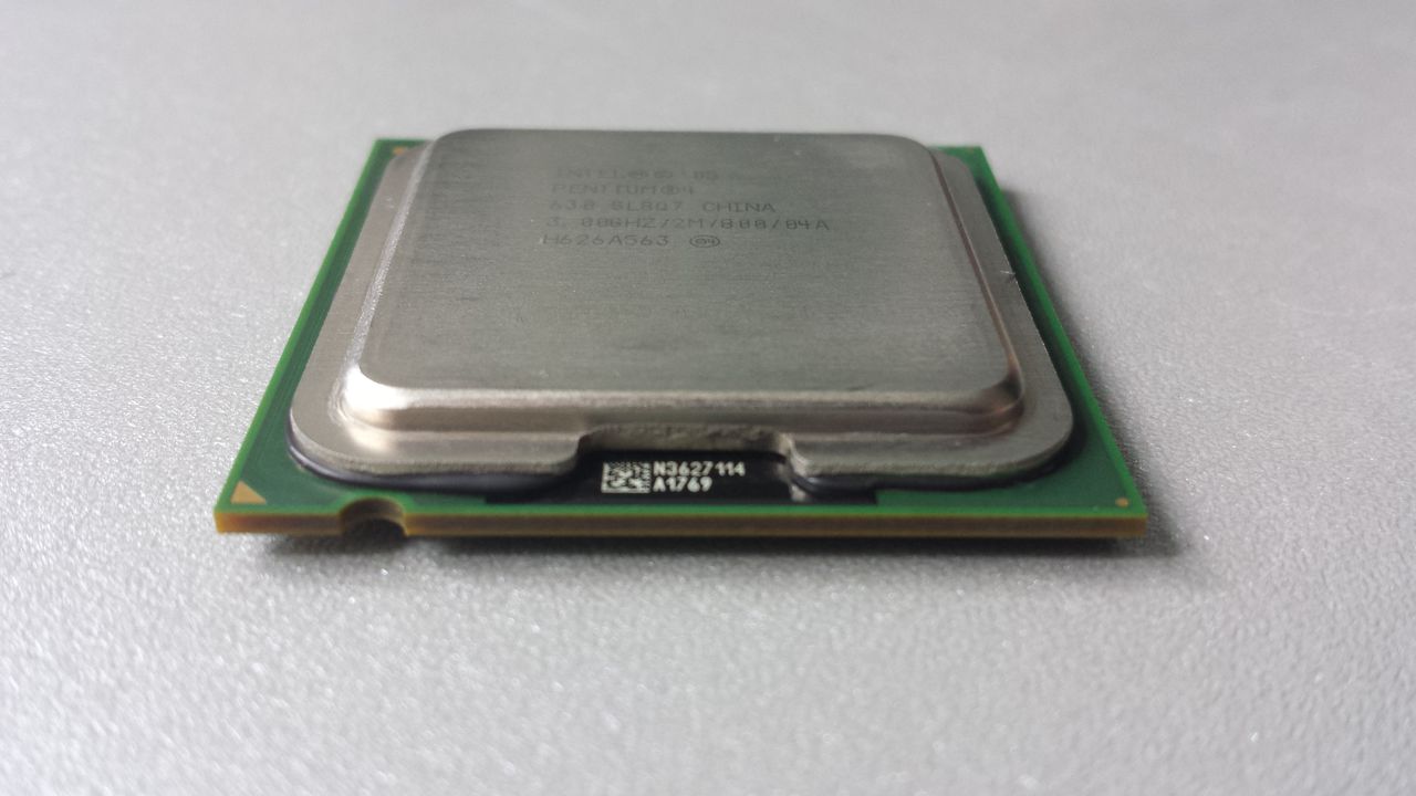 Vând CPU Intel Pentium 4 630 - 3GHz