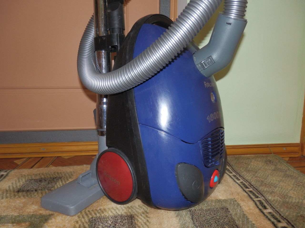 Пылесос Rolsen T-2264T max 1600W.