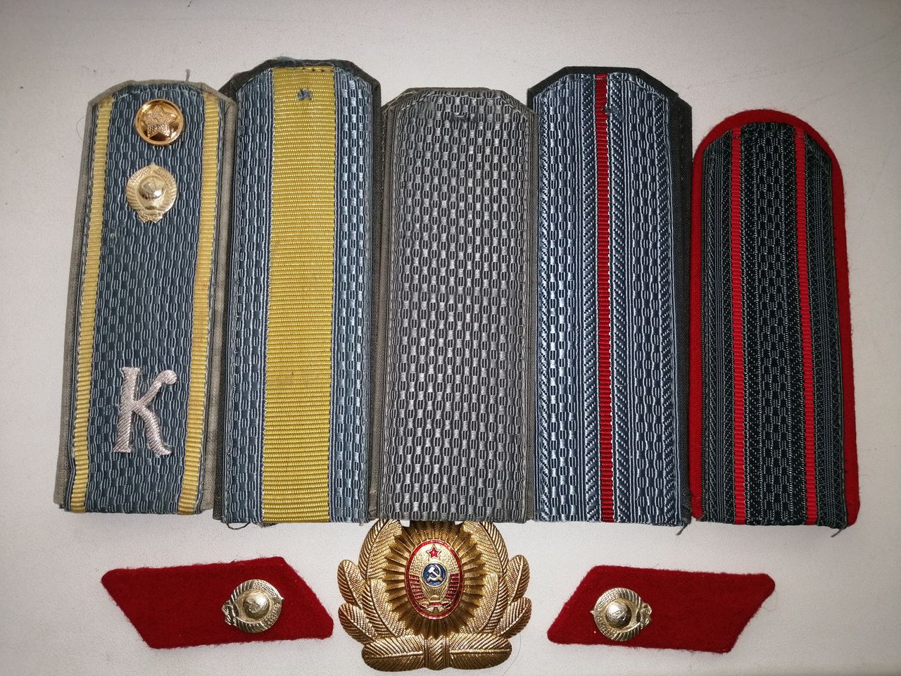 Коллекция погон советской милиции, от курсанта до полковника.
