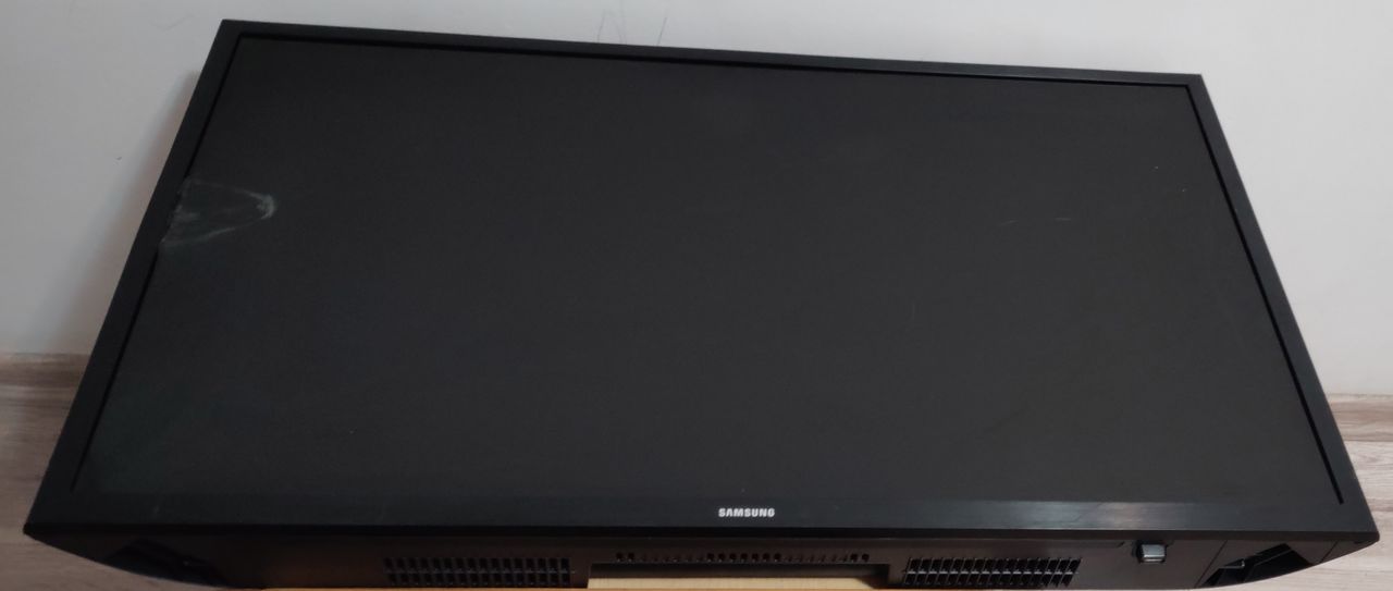 se vinde tv samsung ue32n5300au la piese ecranul stricat