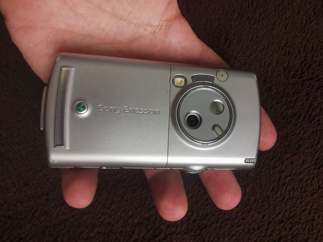 Sony Ericsson p990i foto 1