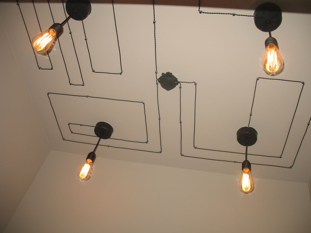 декоративные кабель каналы на потолке