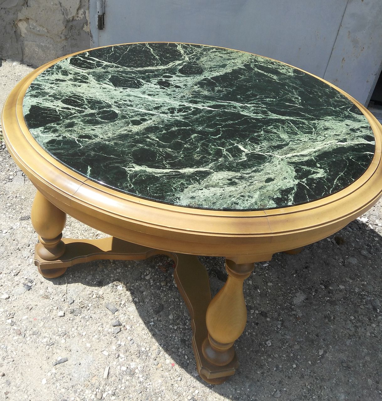 Деревянный столик с мраморной столешницей