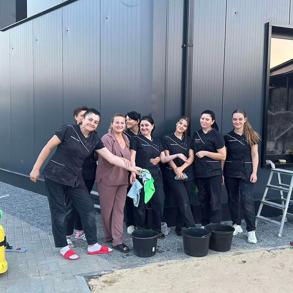 Servicii profesionale de curatenie dupa constructor/reparatie! Avem tehnica si solutii speciale! foto 10