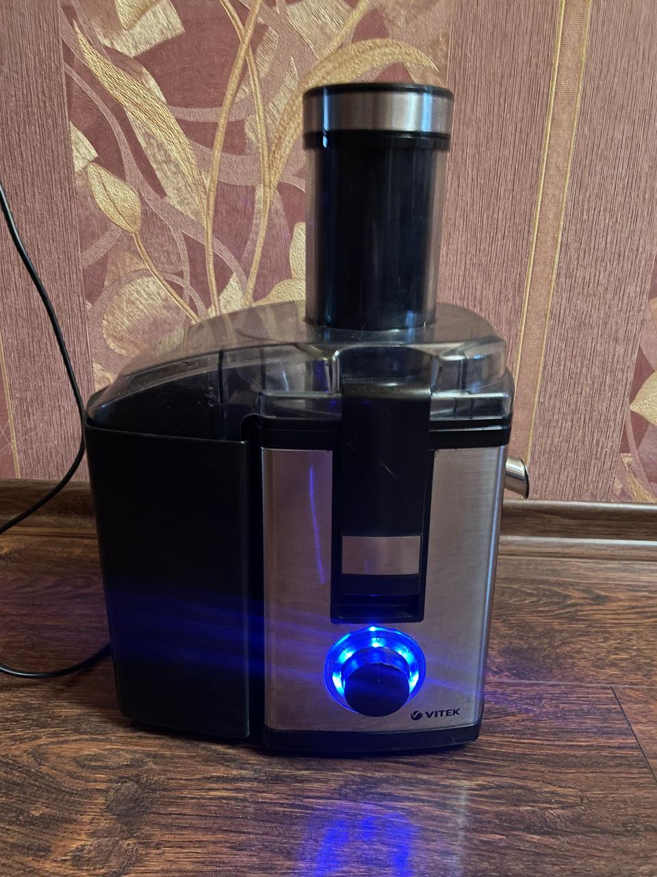 Соковыжималка Vitek 900 лей