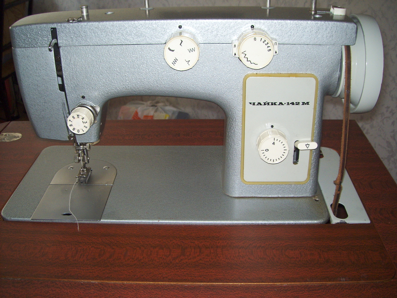 Швейная машинка Чайка 142