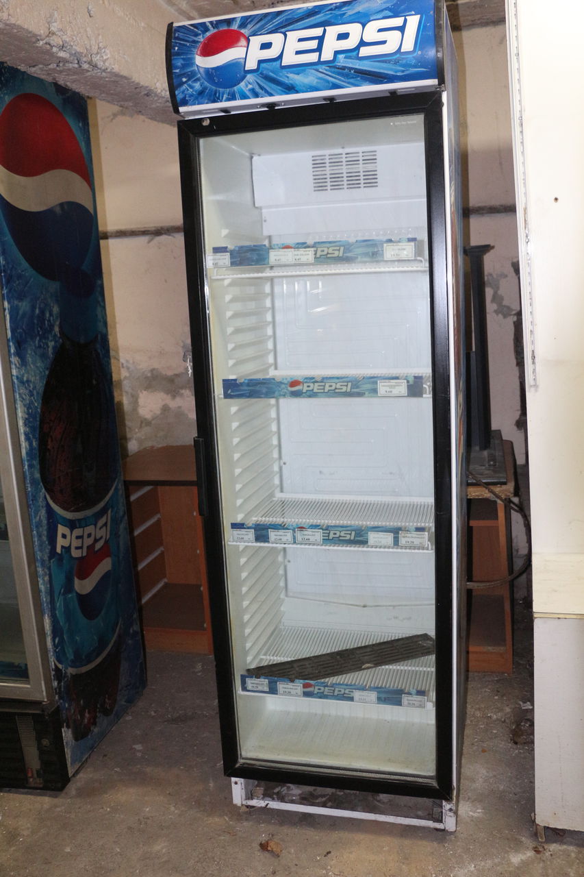 Вертикальный холодильник-витрина для напитков "Pepsi". Корзины для ...