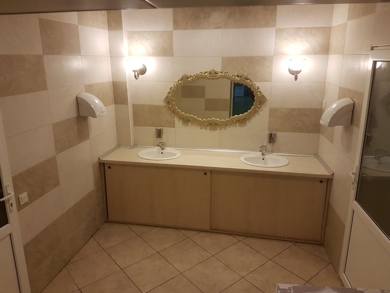 Centru, afacere activa linga Piata Amir (Domus). Restaurant