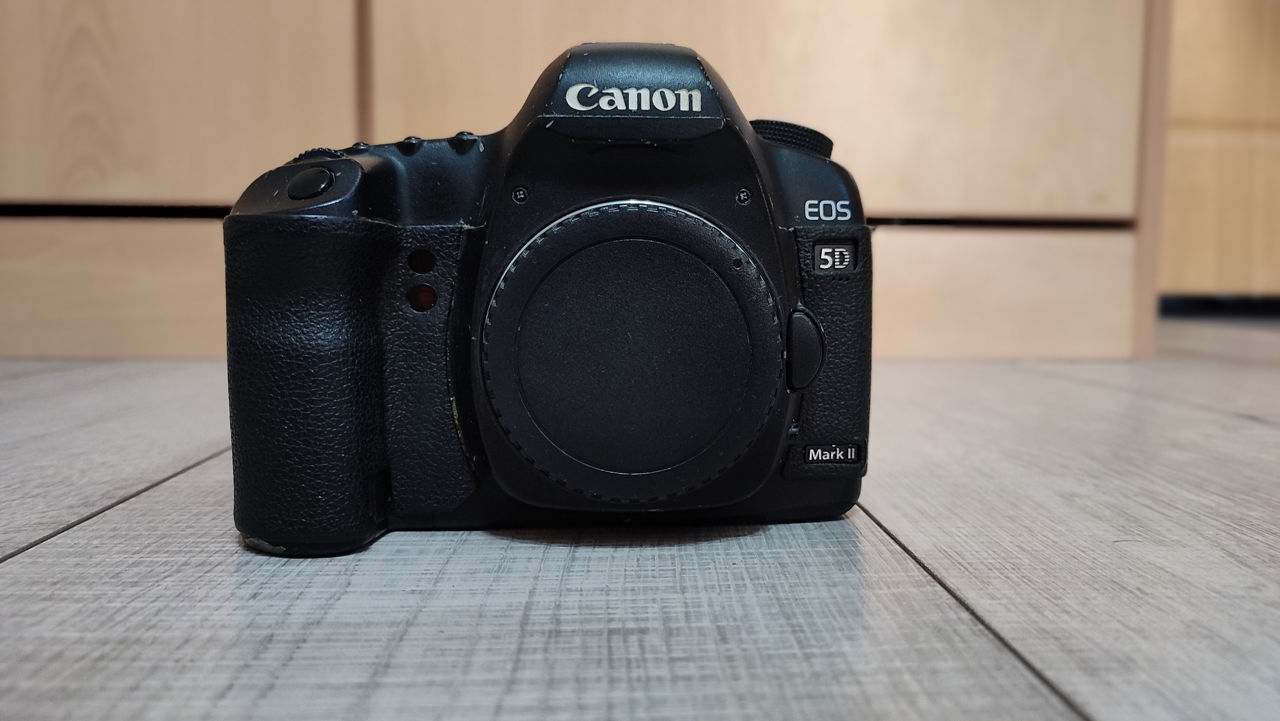 Продам Canon EOS 5D Mark II 21.1 MP Digital SLR Camera Body