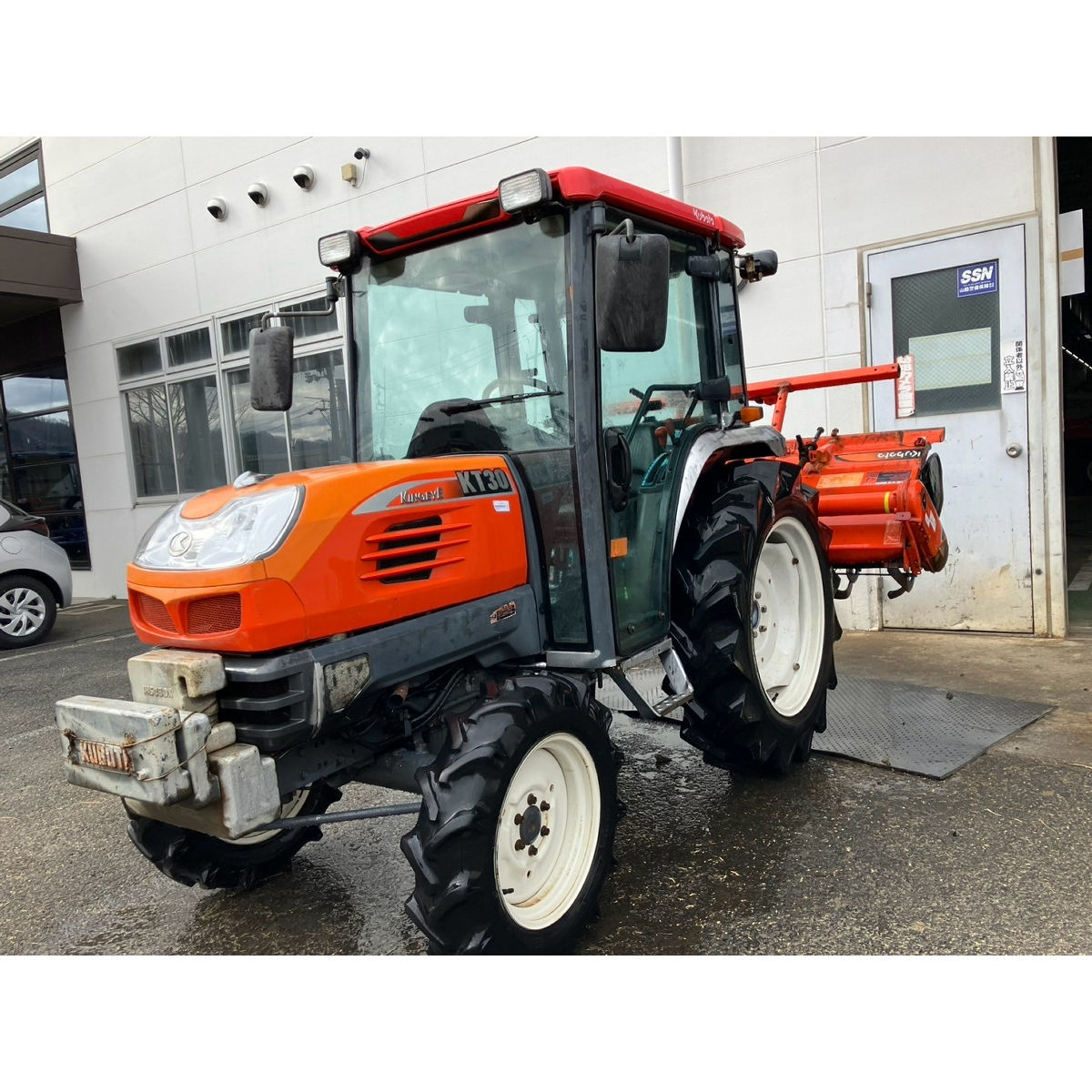 Kubota KT-30 este un tractor compact cu cabina + freza  foto 0