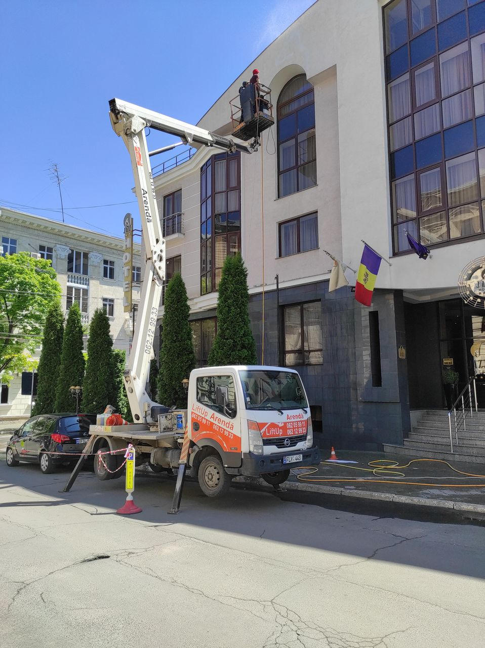 Spălam fatadele cladirilor, ferestre, litere in volum, la orice inaltime! foto 5