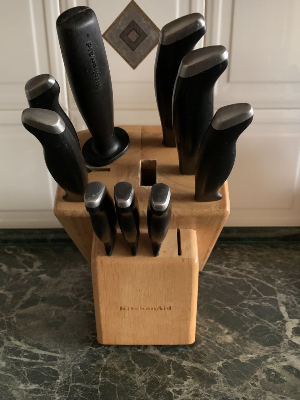 Набор кухонных ножей KitchenAid с деревянным блоком и точилкой, 9 ...