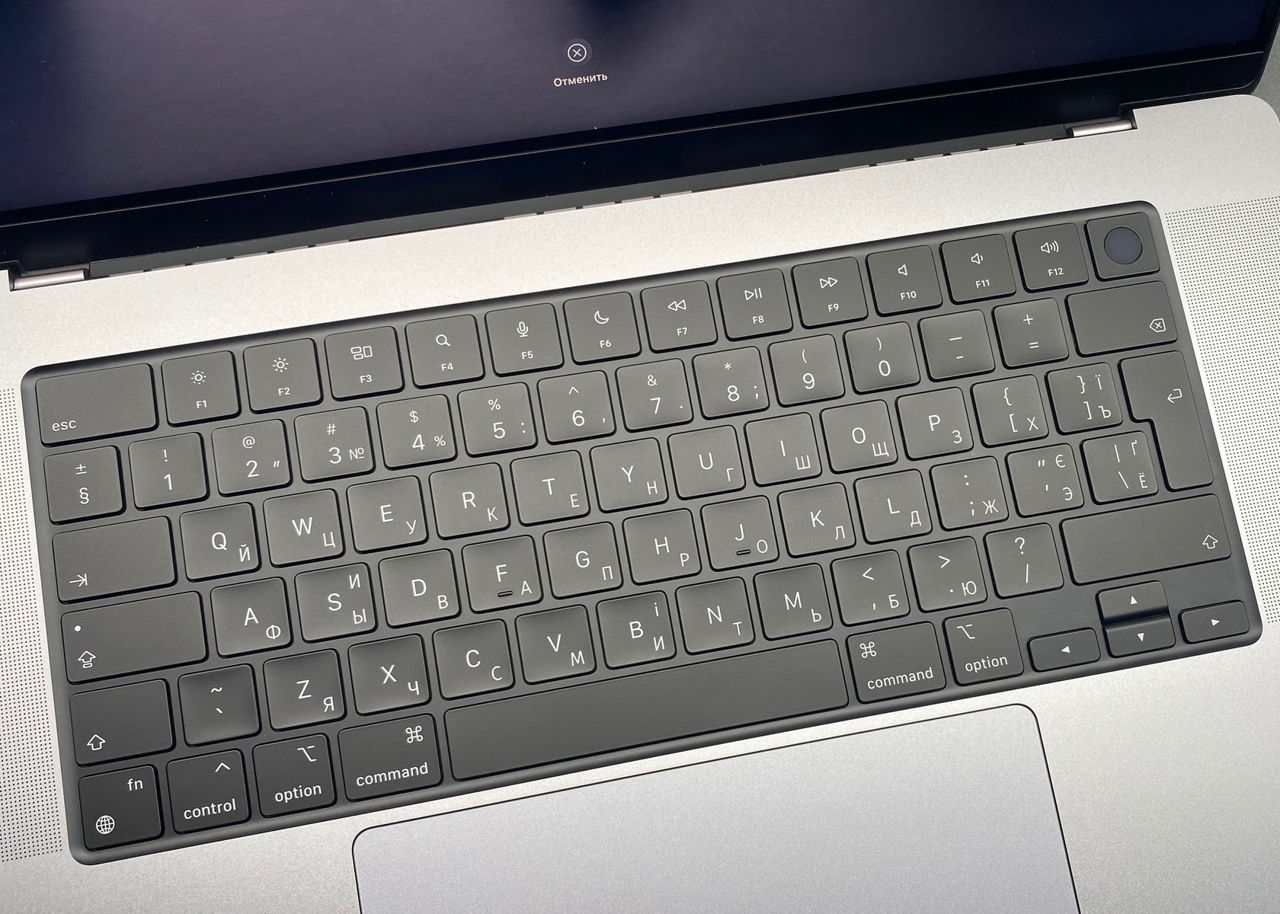 Gravură laser pe tastatura laptopului foto 0