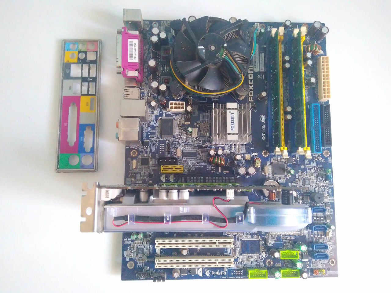 Foxconn N15235 LGA775 + CPU E4500 + 2GB DDR2 + HD 4670 ICEQ TURBO