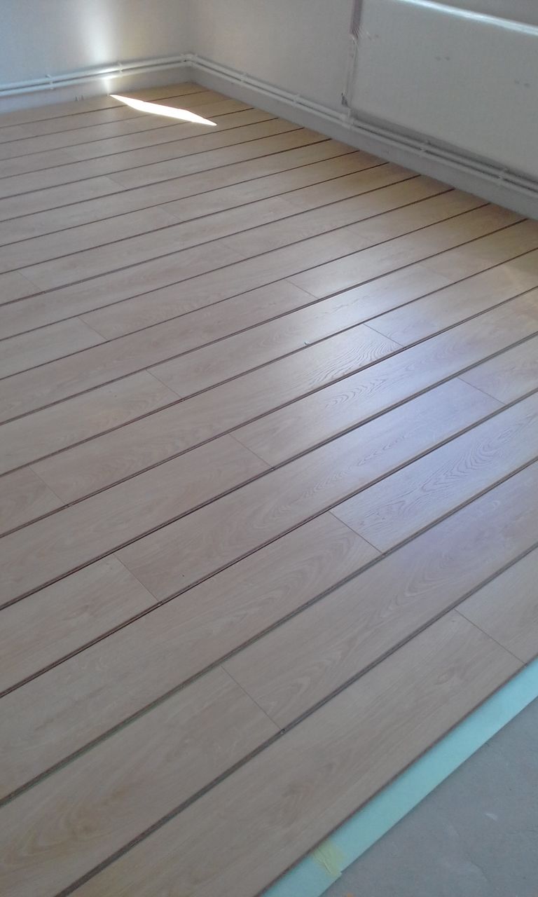 Укладка ламината. ковролина, линолеума. Установка пластиковых плинтусов ...