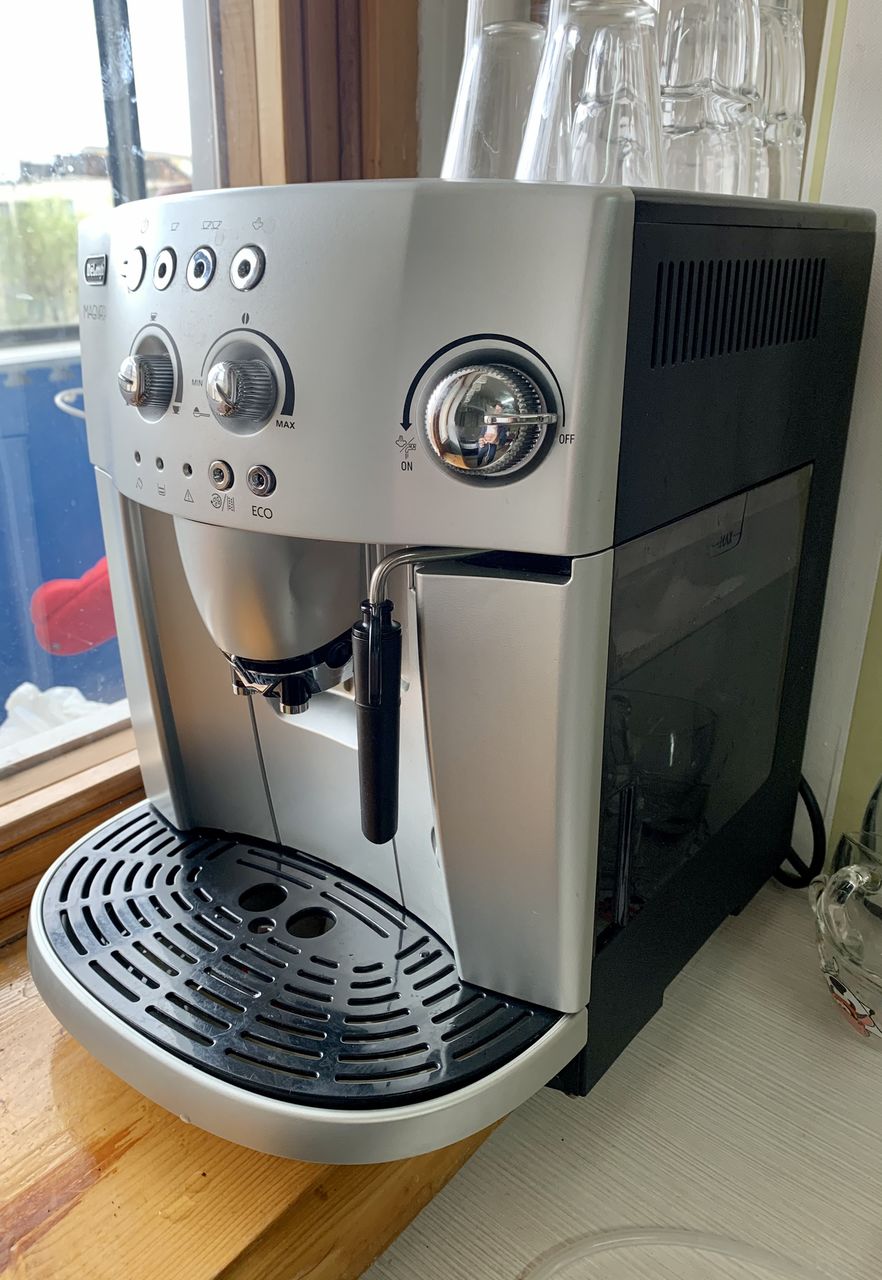 Delonghi Magnifica ESAM 4200 с автокапучинатором
