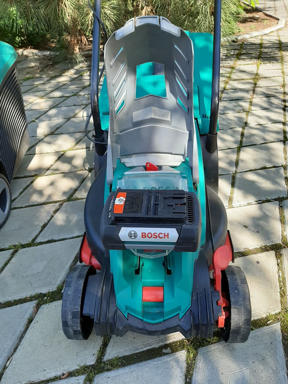 Аккумуляторная газонокосилка Bosch Rotak 34Li, триммер на леске Gardena