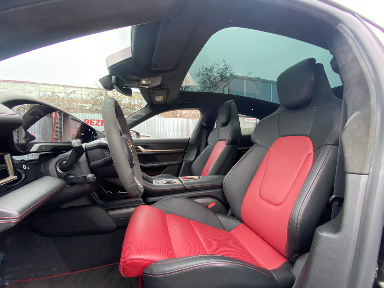 Porsche Taycan foto 10