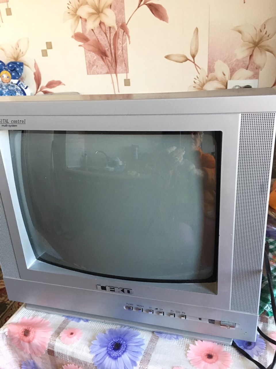 Продам телевизор на запчасти
