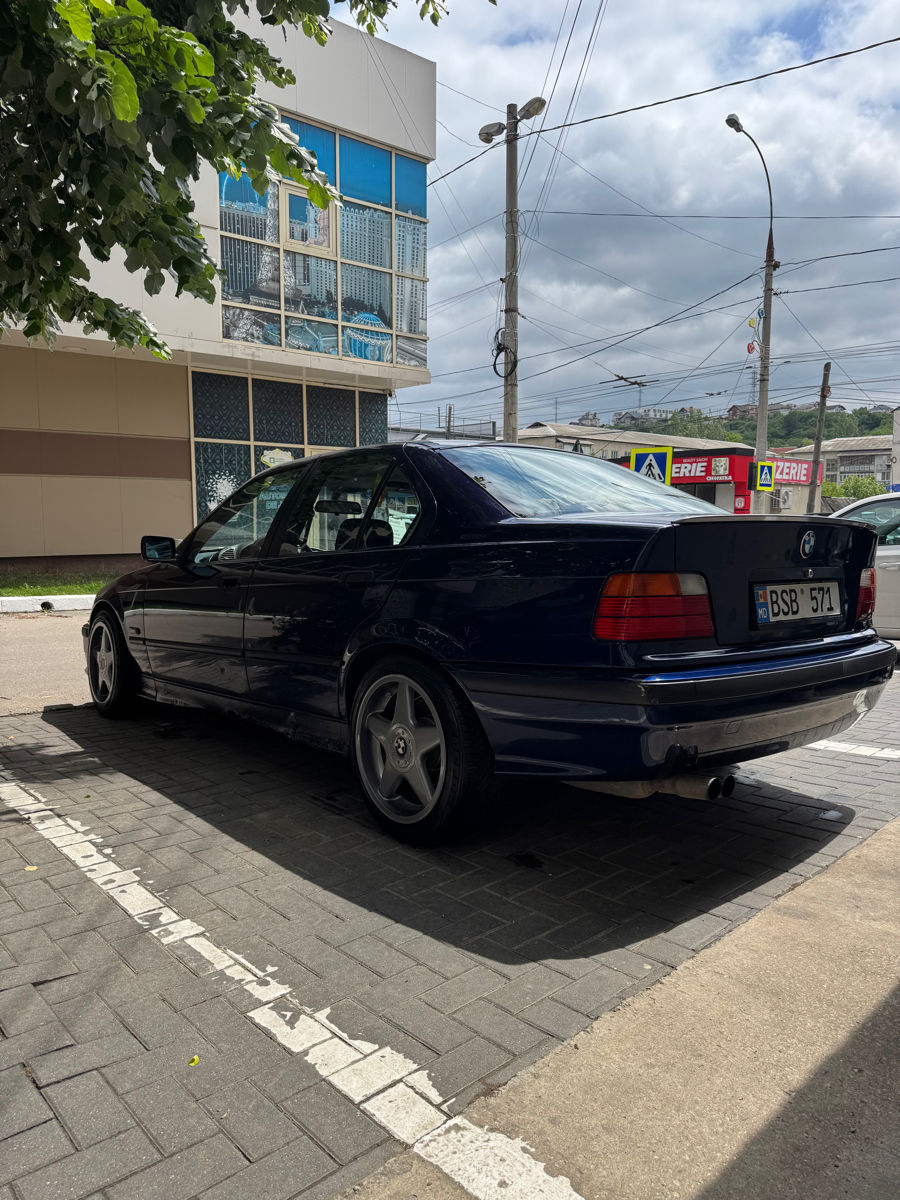 BMW 3 Series фото 4
